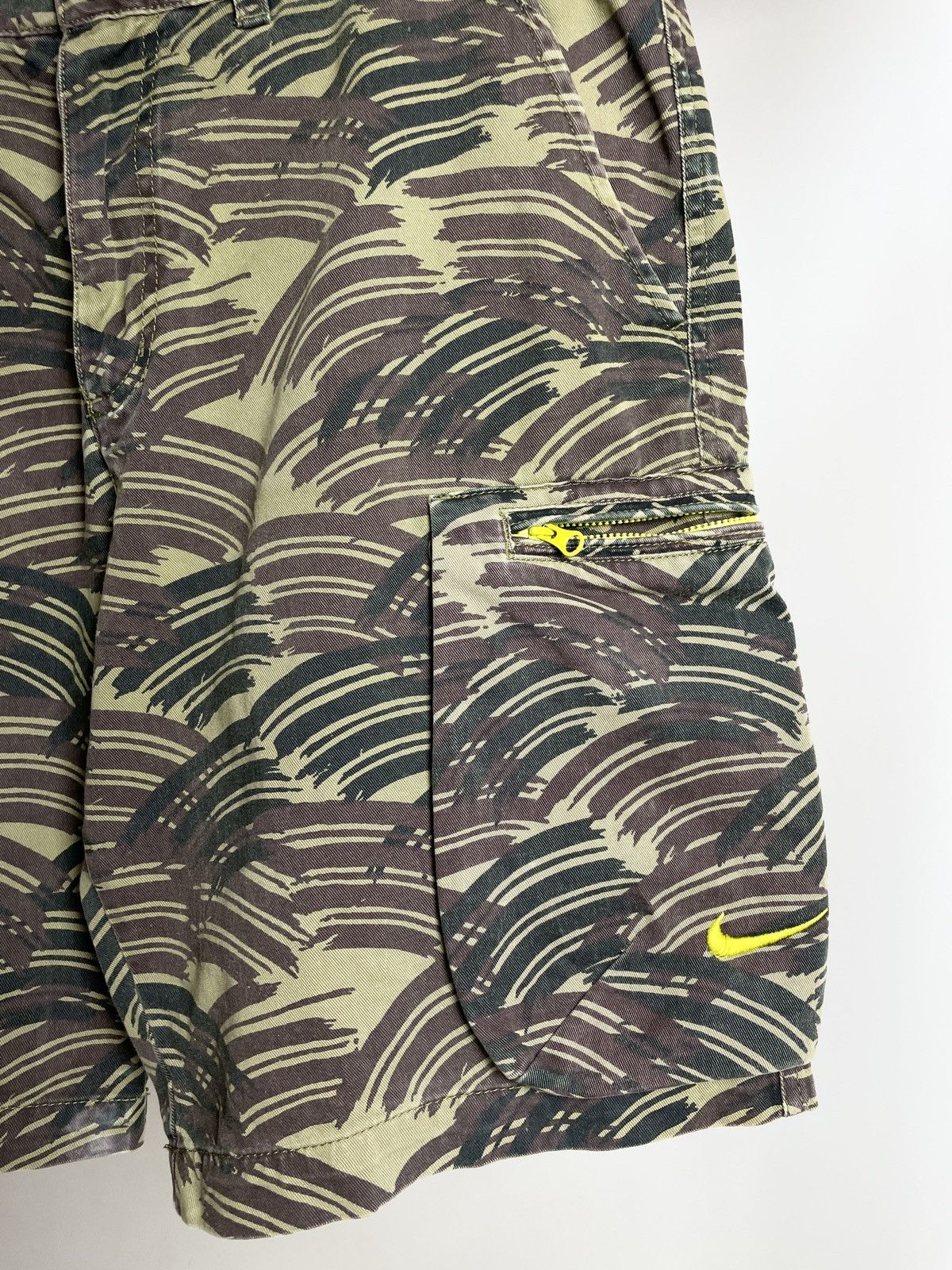 Nike 🍃 VINTAGE 🍃 Nike Wavy tropical camo Printed cargo Shorts Size US 36 / EU 52 - 3 Thumbnail