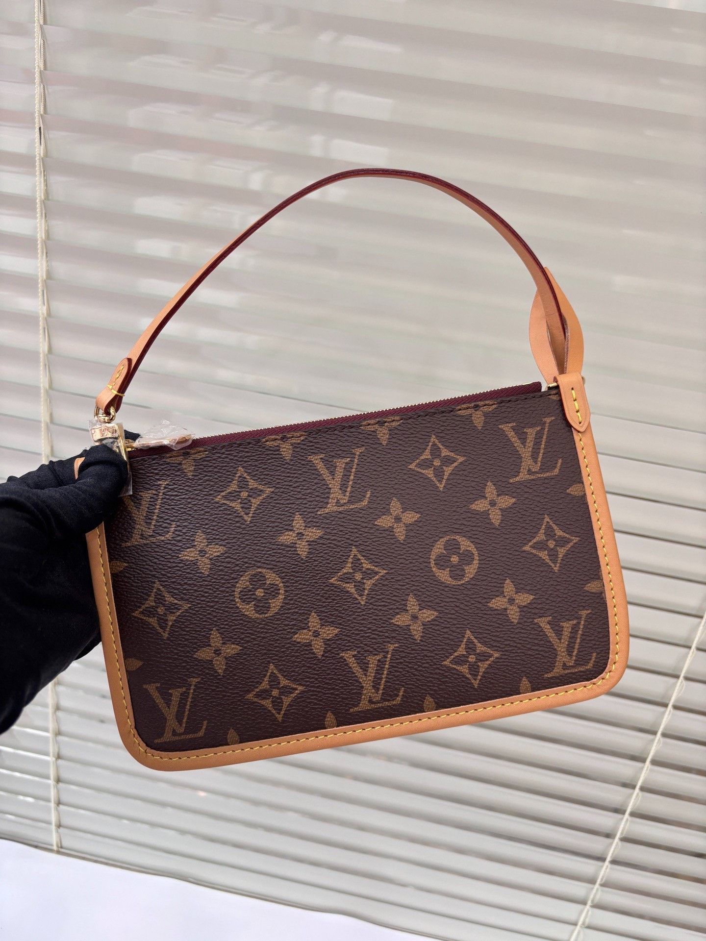 Louis Vuitton LV Classic Monogram Carryall Pouch Size ONE SIZE - 1 Thumbnail