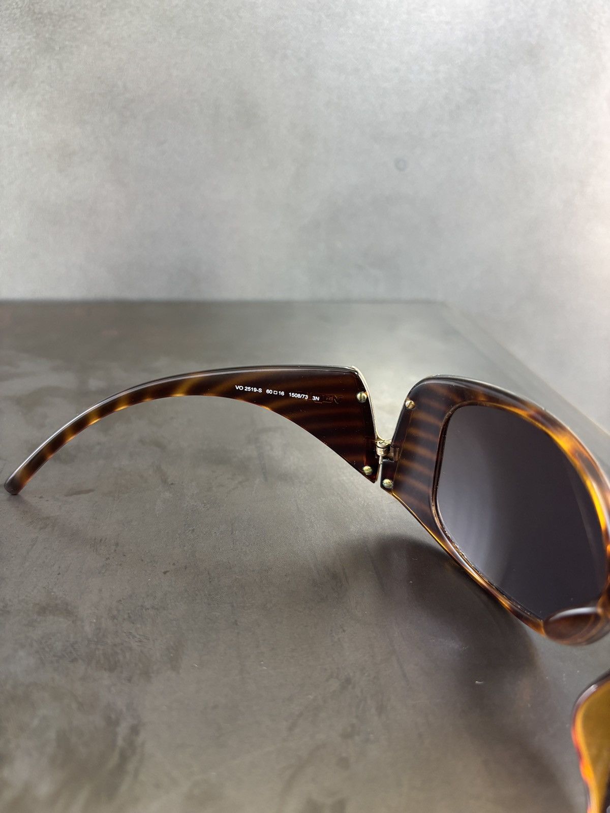 Vintage × Vogue 2000s Vintage Vogue Sunglasses Drop Arm VO 2519-S Y2K Glam Size ONE SIZE - 11 Thumbnail
