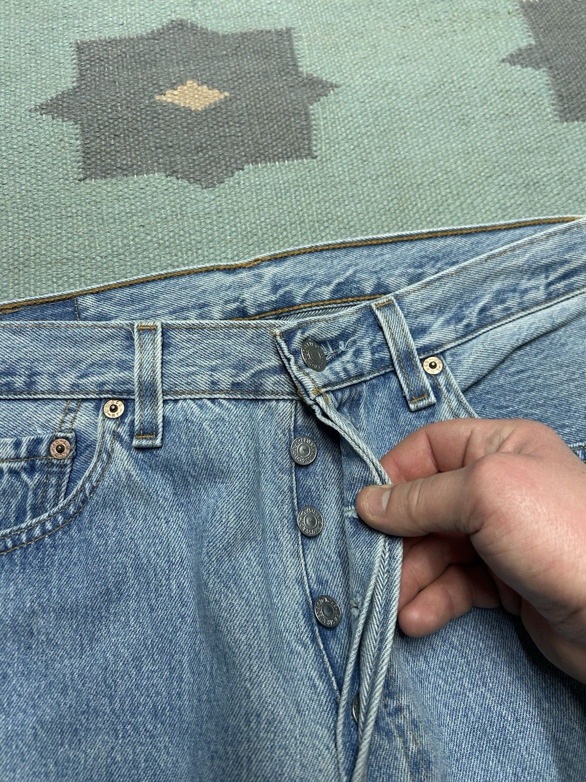 Vintage Vtg 90s Levi’s 501 jeans button fly straight light USA 32x30 Size 32" / US 10 / IT 46 - 8 Thumbnail