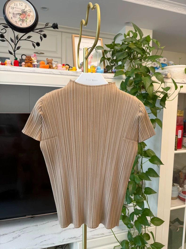 Issey Miyake Issey Miyake size:3 Light brown pleated short-sleeved shir Size XS / US 0-2 / IT 36-38 - 1 Thumbnail