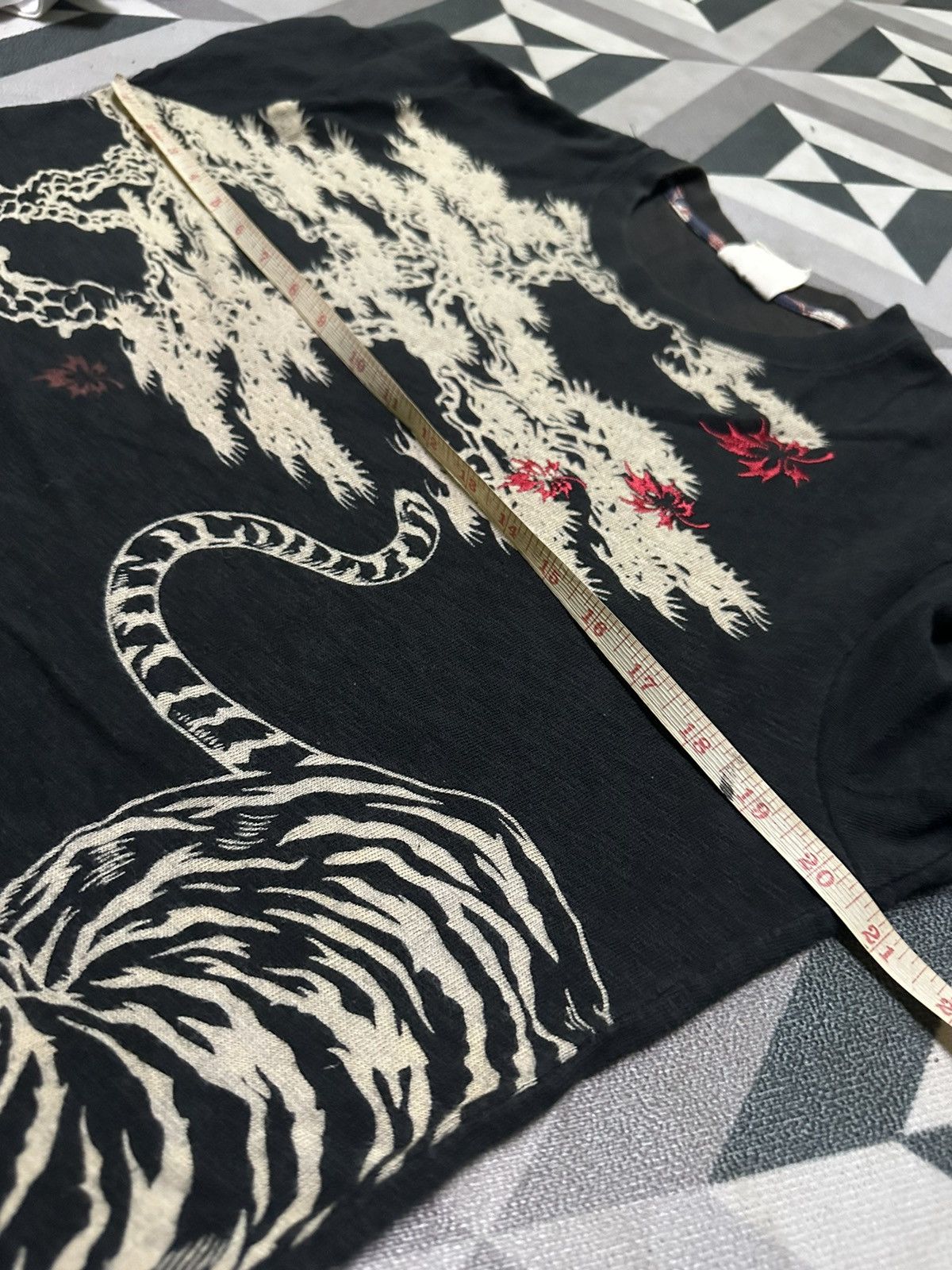 Japanese Brand sukajan tiger fight overprint tee Size US L / EU 52-54 / 3 - 11 Thumbnail