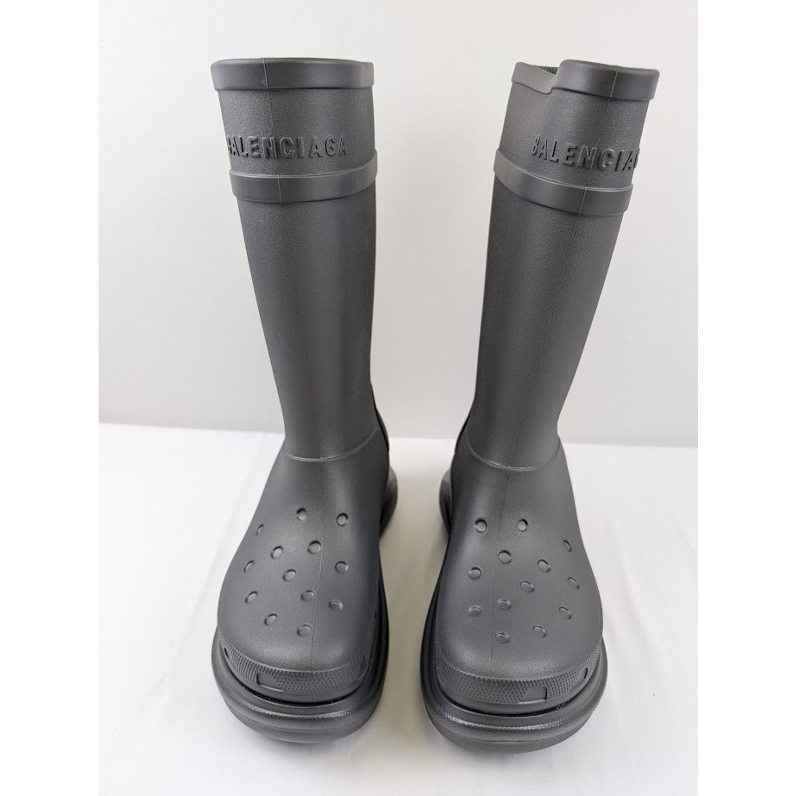Balenciaga o1rshd1 Crocs Rubber Boots in Grafite Size US 10 / EU 43 - 14 Thumbnail