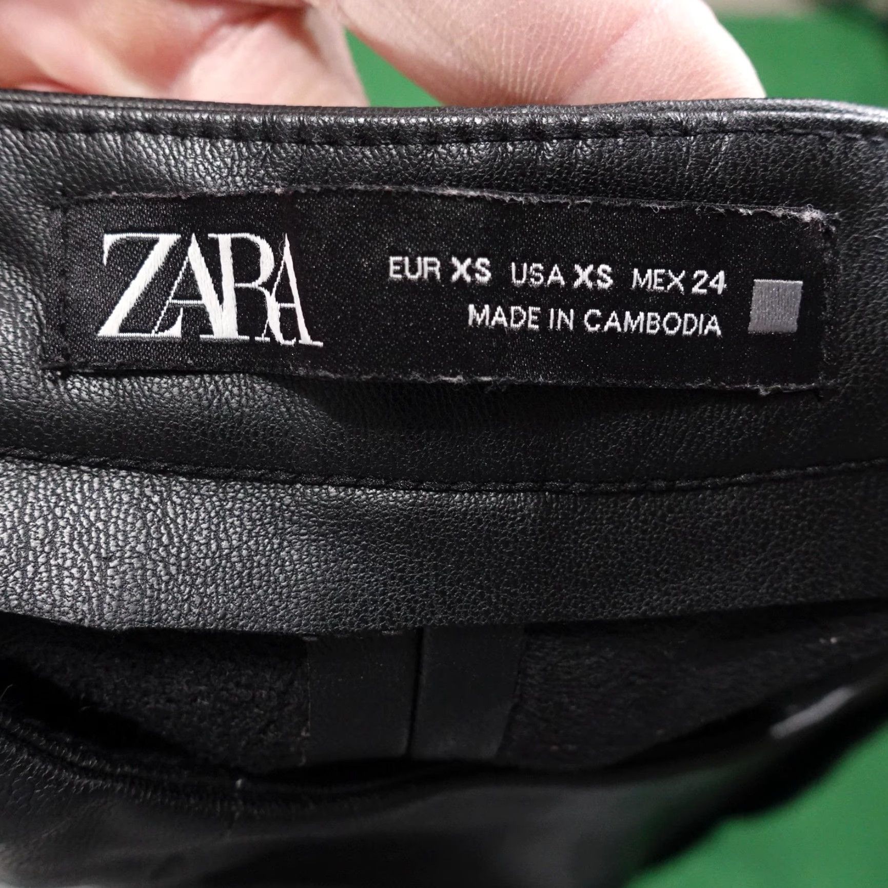 Zara VINTAGE: NO — Zara Pants Womens XS Black Faux Leather Jegging Skinny Ankle Zip Pockets Button Accent Zipper Flat Front Casual Fall 26x26.5 Womens Size 26" / US 2 / IT 38 - 6 Thumbnail