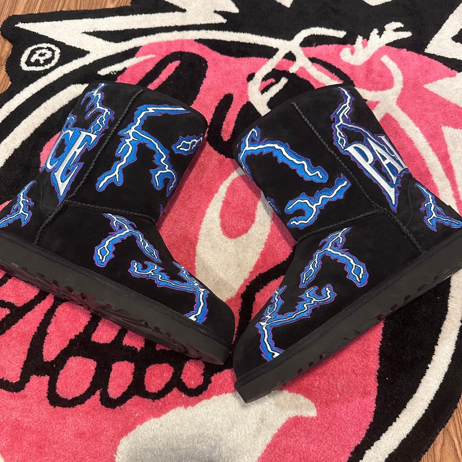Palace UGG Classic Short Boot x Palace Lightning - Black - Size 10 Size US 10 / EU 43 - 4 Thumbnail