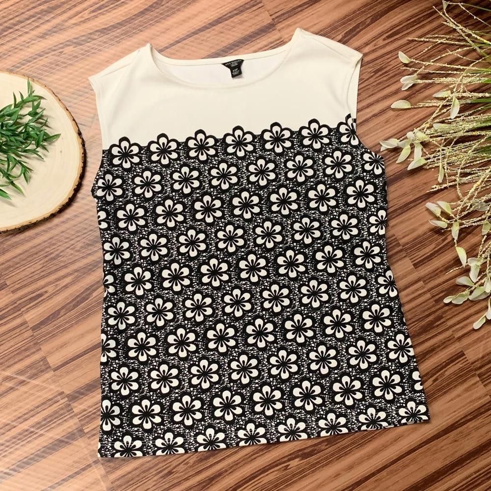 Ann Taylor Ann Taylor Black & White Floral Sleeveless Top Size XS / US 0-2 / IT 36-38 - 1 Thumbnail