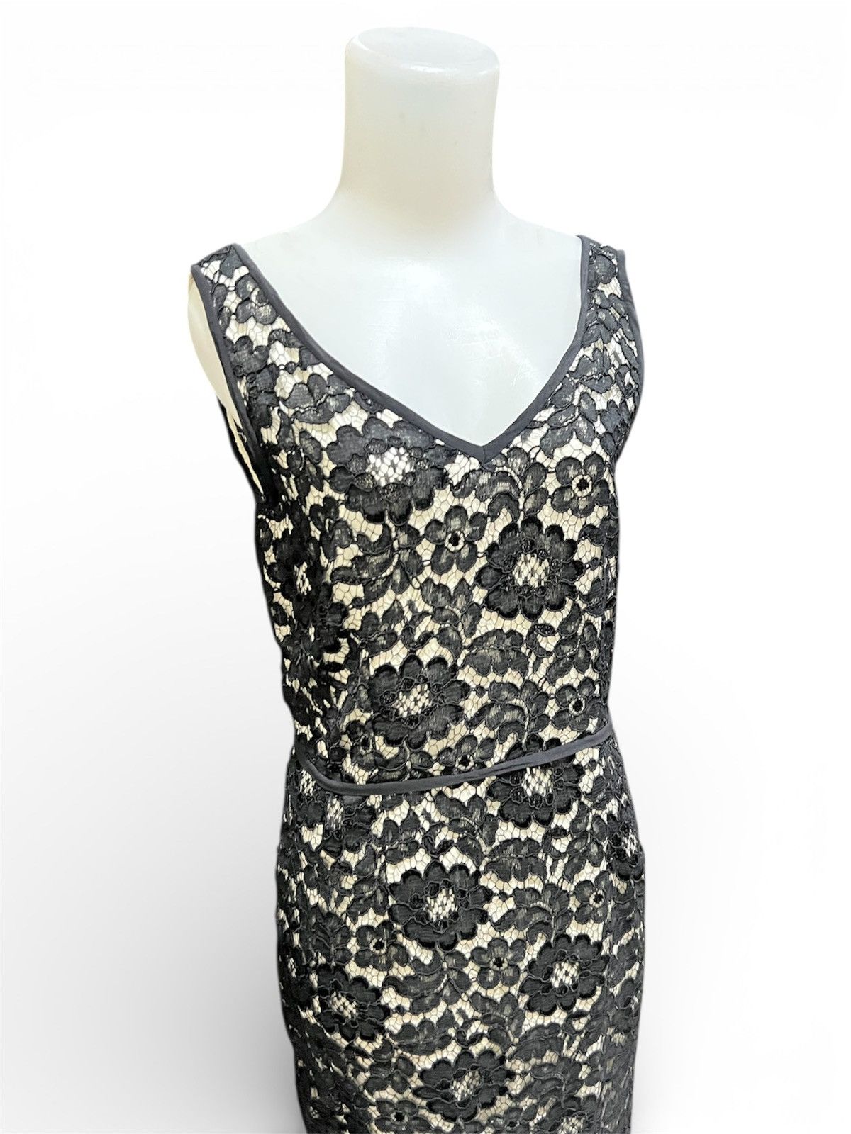 Moschino Vintage Moschino Lace Sleeveless Sheath Dress Floral Pattern Size M / US 6-8 / IT 42-44 - 2 Thumbnail