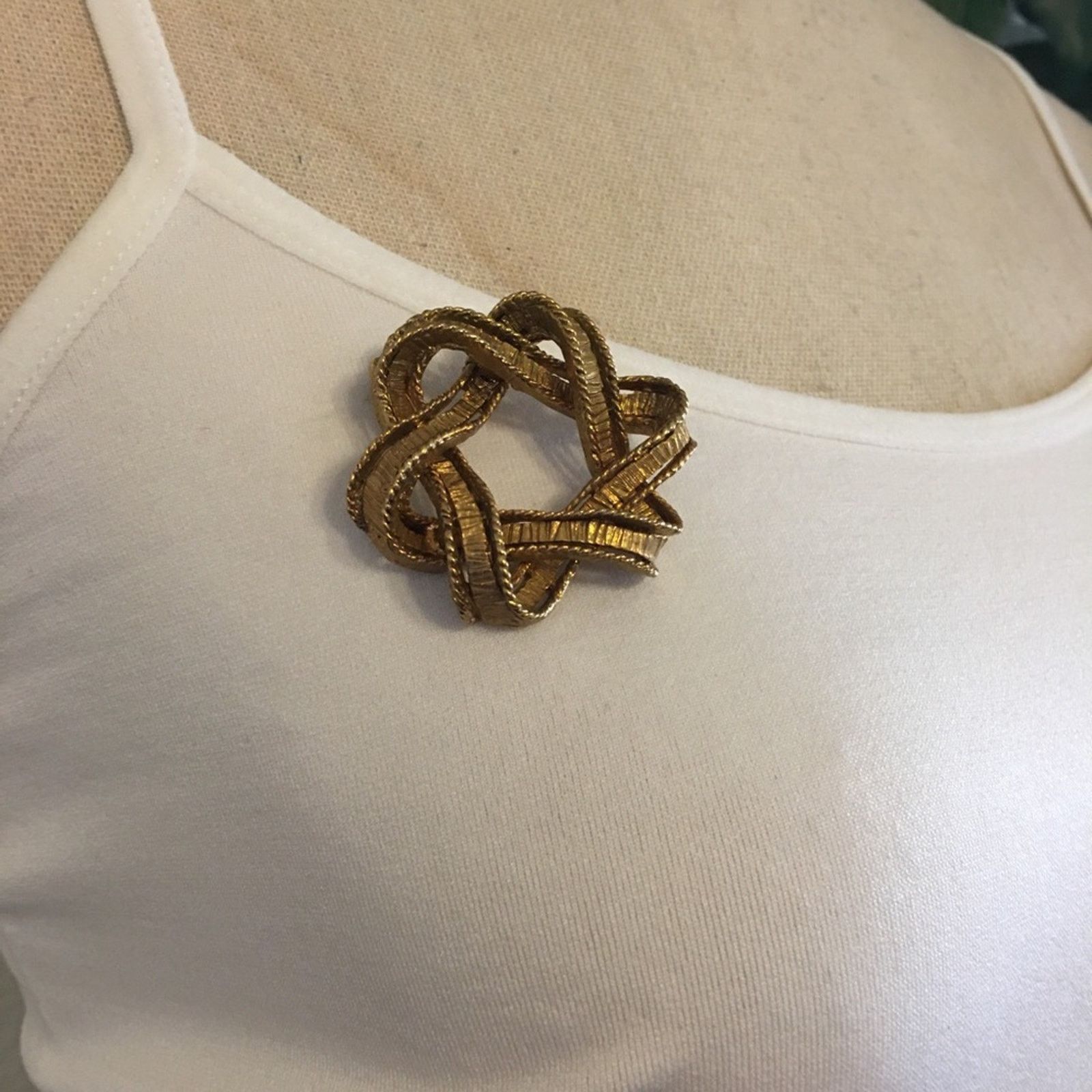 Vintage Vintage 70s gold tone wreath design brooch pin Size ONE SIZE - 6 Thumbnail