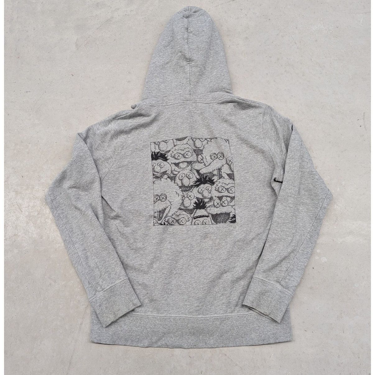 Kaws × Original Fake × Uniqlo Kaws x Sesame Street x Uniqlo Gray Group photo hoodie Size US M / EU 48-50 / 2 - 1 Thumbnail