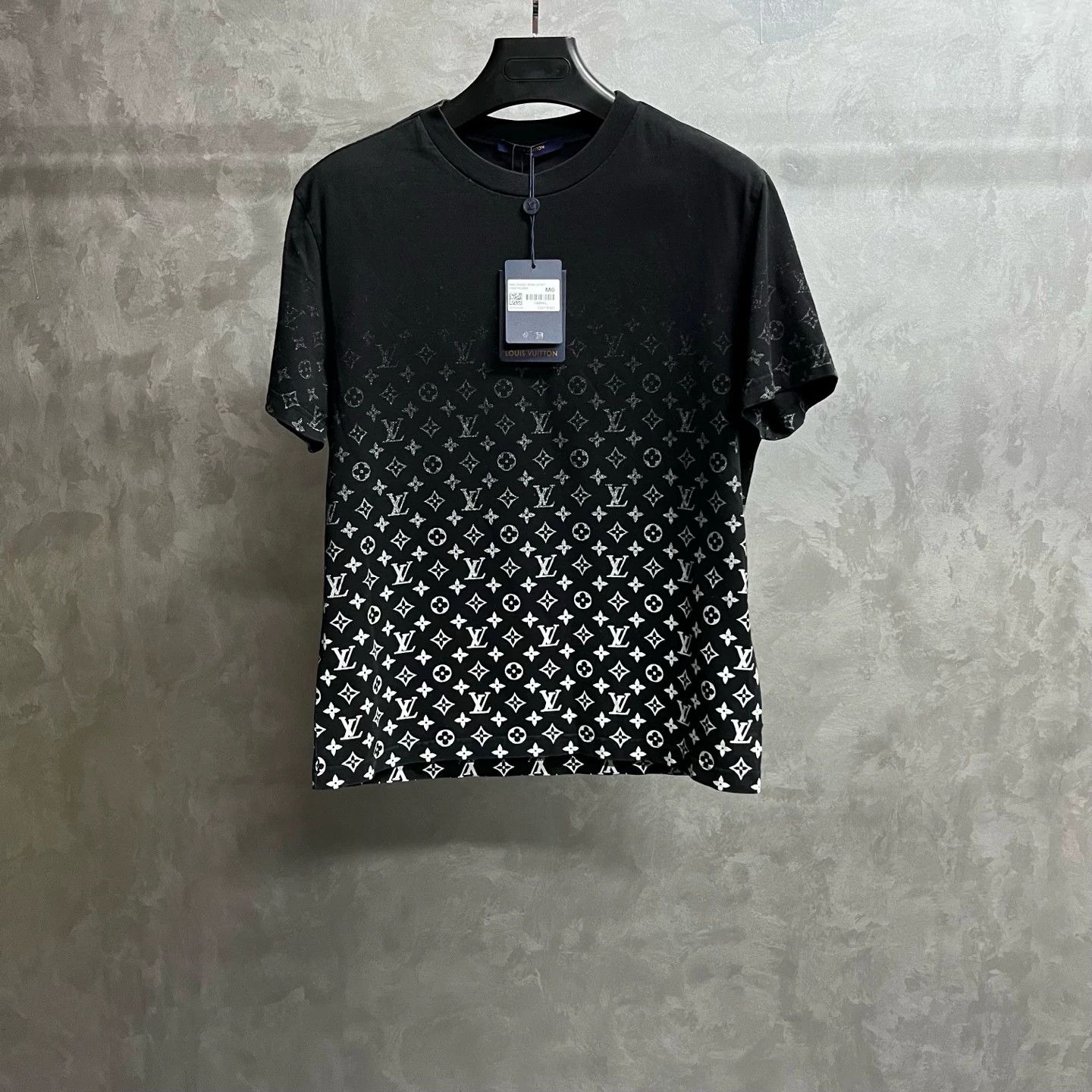 Louis Vuitton Louis Vuitton Retro Printed Multi T-Shirt M Women Size M / US 6-8 / IT 42-44 - 1 Thumbnail