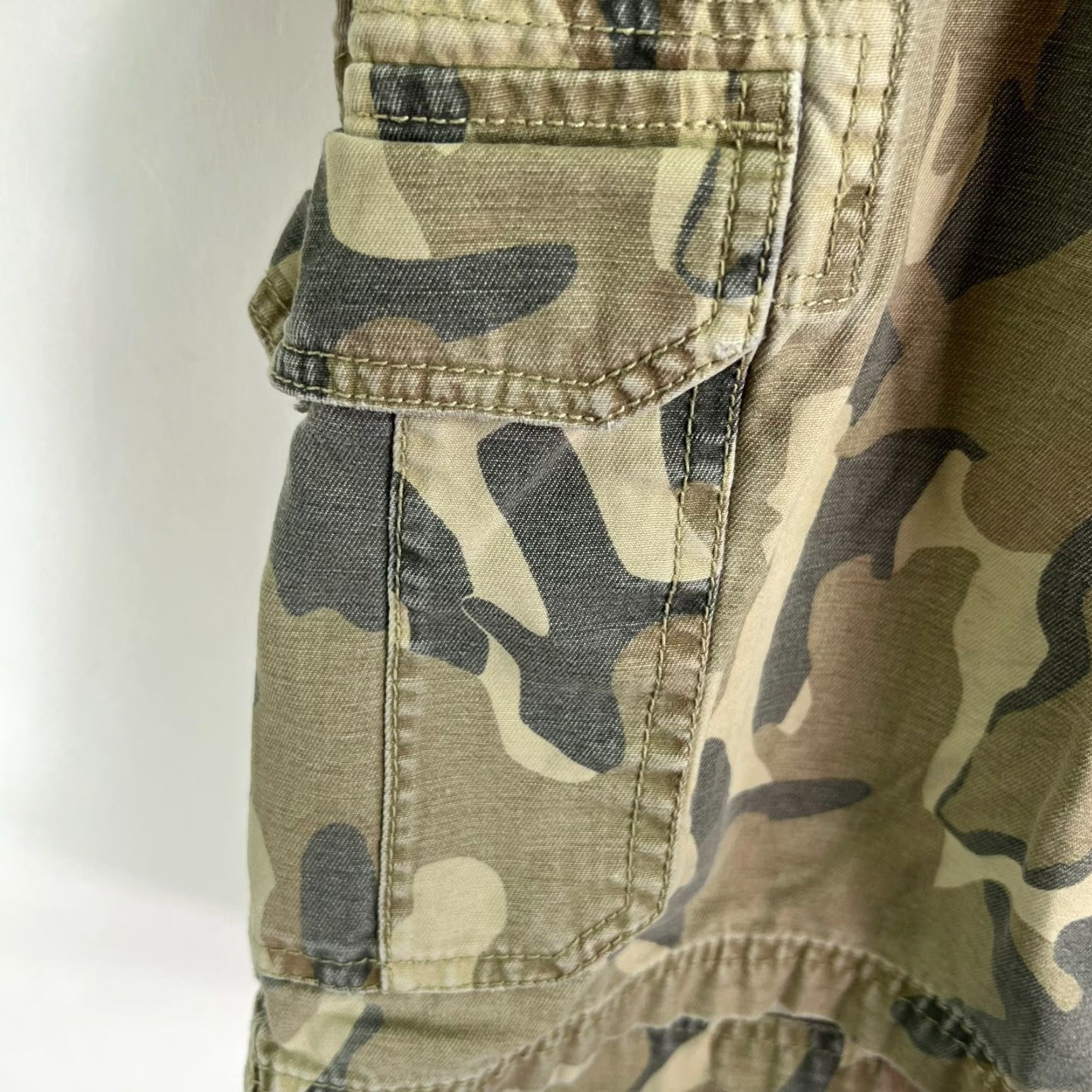 Izod IZOD Cargo Shorts Mens Size 36 Green Camouflage Cotton Belted Pockets 10" Inseam Bottoms USA Seller Size US 36 / EU 52 - 4 Thumbnail