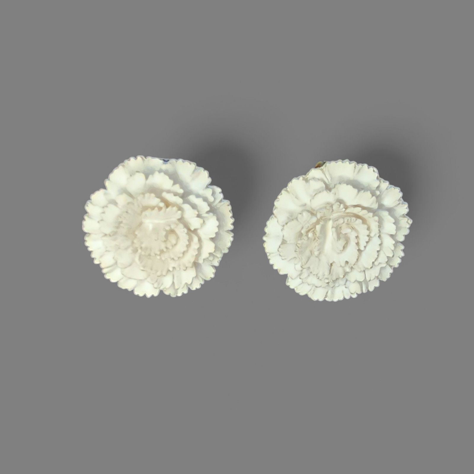 The Unbranded Brand Vintage floral white carnations clip-on earrings Size ONE SIZE - 1 Thumbnail