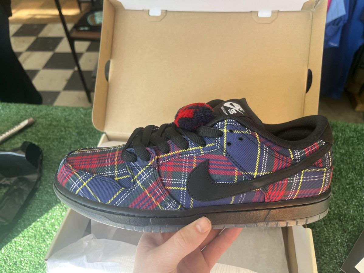 Nike SB Nardwuar SB Dunks Size US 9.5 / EU 42-43 - 4 Thumbnail