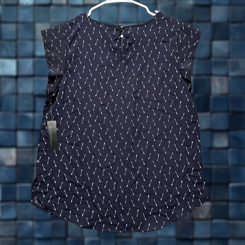 Arrow NWT Sweet Rain Blouse Top Womens M Navy Blue Arrow Print Cap Sleeve Keyhole Back Shirt Adult Medium Blue Geometric Pattern 90s Theme Womens Size L / US 10 / IT 46 - 1 Thumbnail