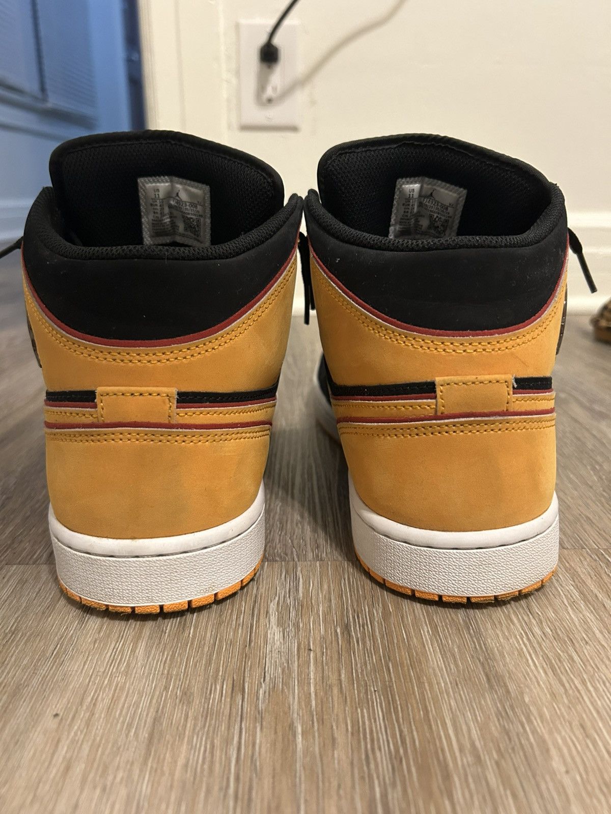Nike Air Jordan 1 Mid SE ‘Vivid Orange’ Size US 11 / EU 44 - 4 Thumbnail