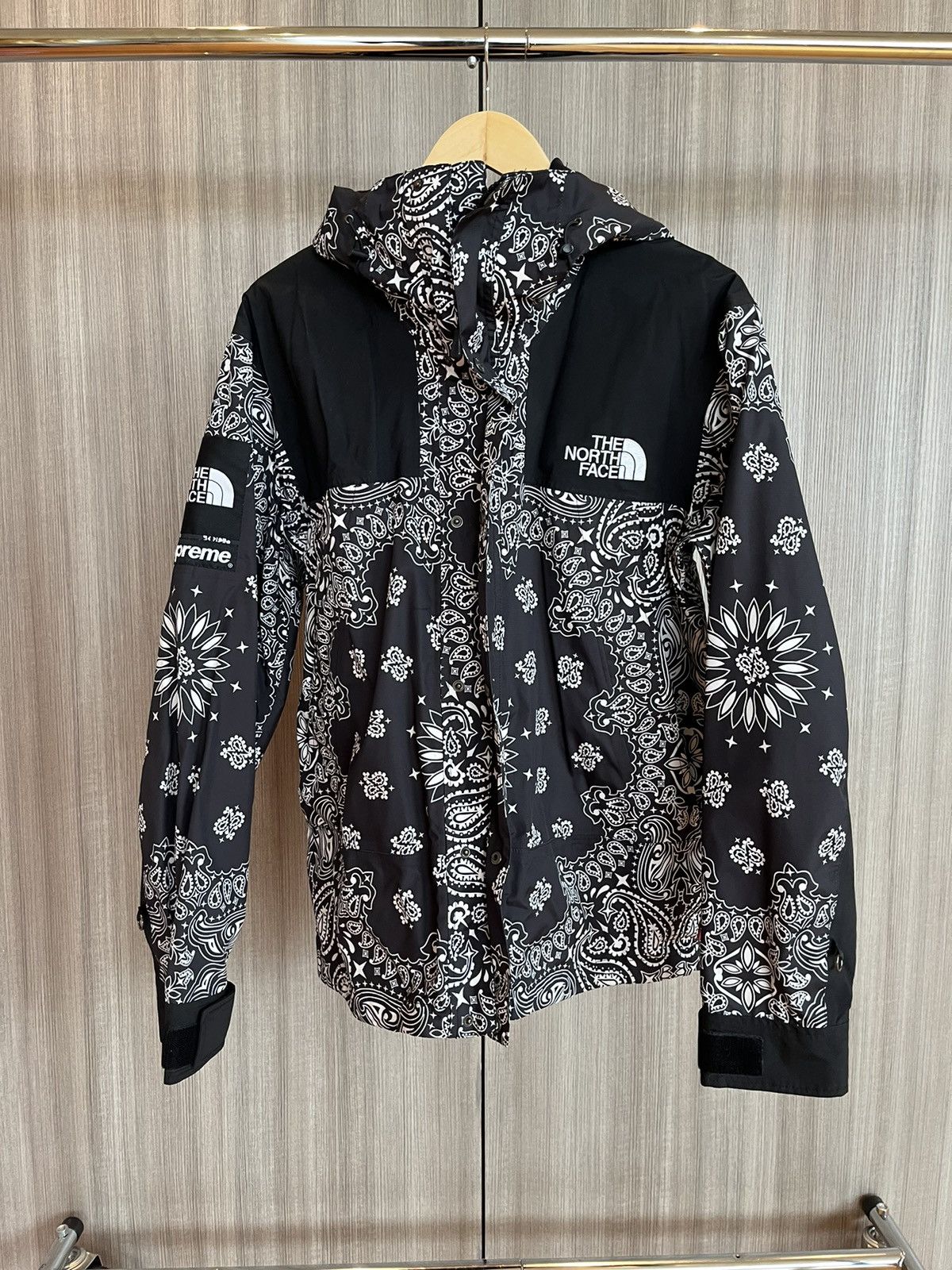 Supreme × The North Face Supreme x TNF Black Bandana Mountain Jacket Size US L / EU 52-54 / 3 - 1 Thumbnail