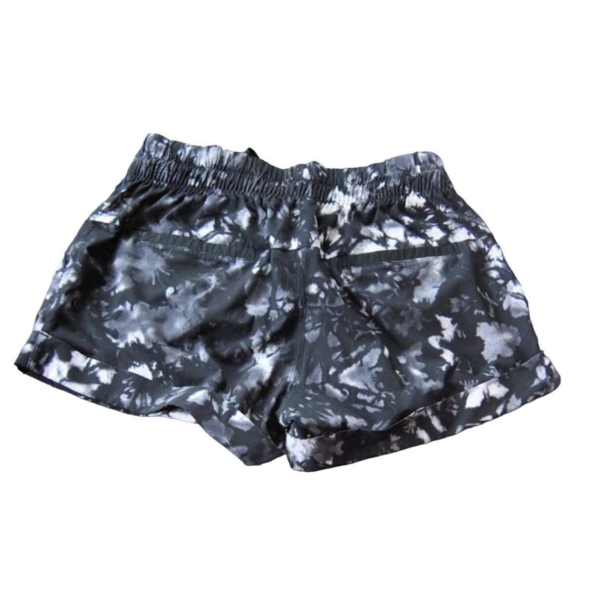 Lululemon Lululemon Shorts Size 6 Black White Gray Camo Size 28" / US 6 / IT 42 - 2 Thumbnail
