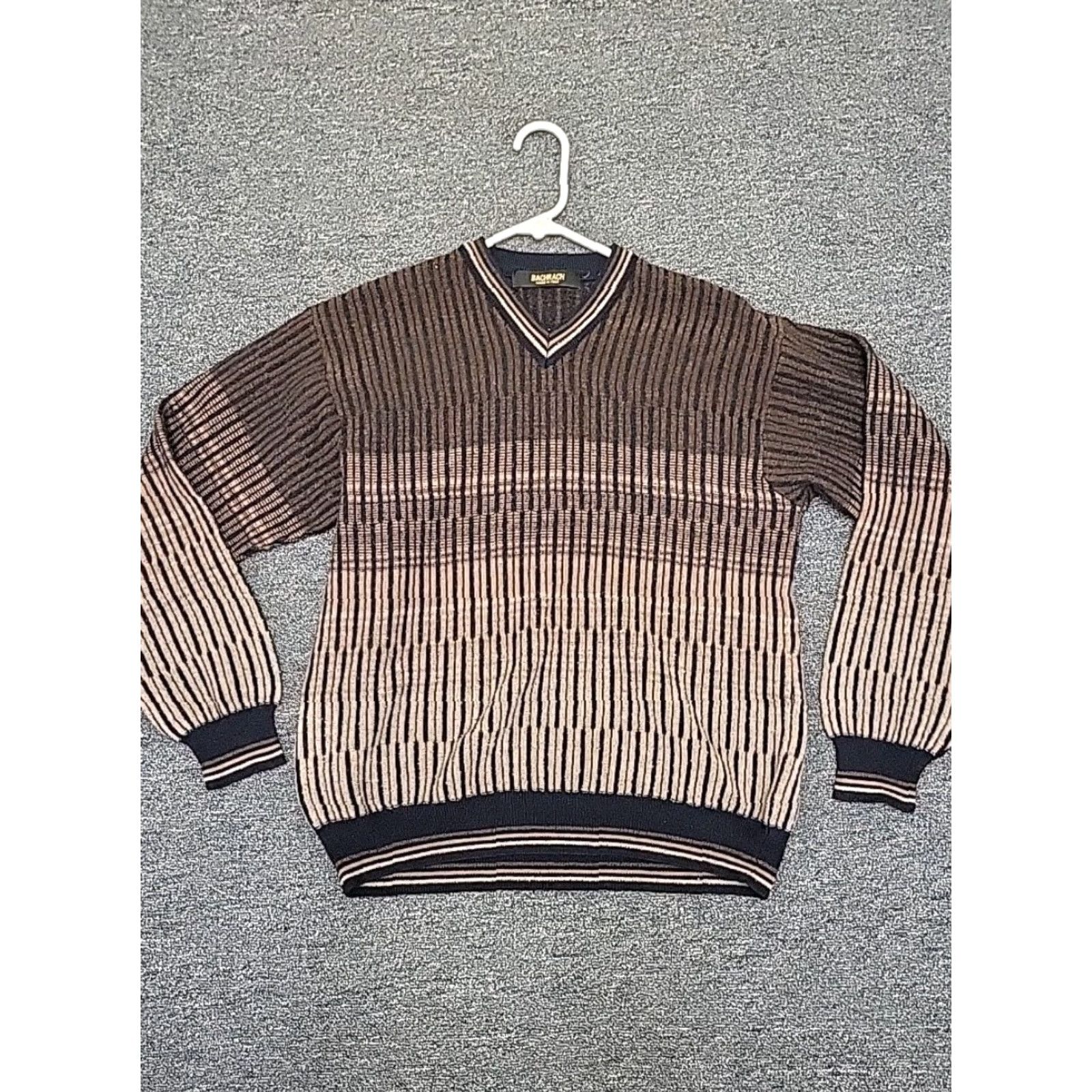 Vintage VINTAGE Bachrach Sweater Men Pullover Wool Blend Blue Brown Geometric V-Neck Medium M, 90s Outdoor Wool, Breathable, Italy Size US M / EU 48-50 / 2 - 2 Thumbnail