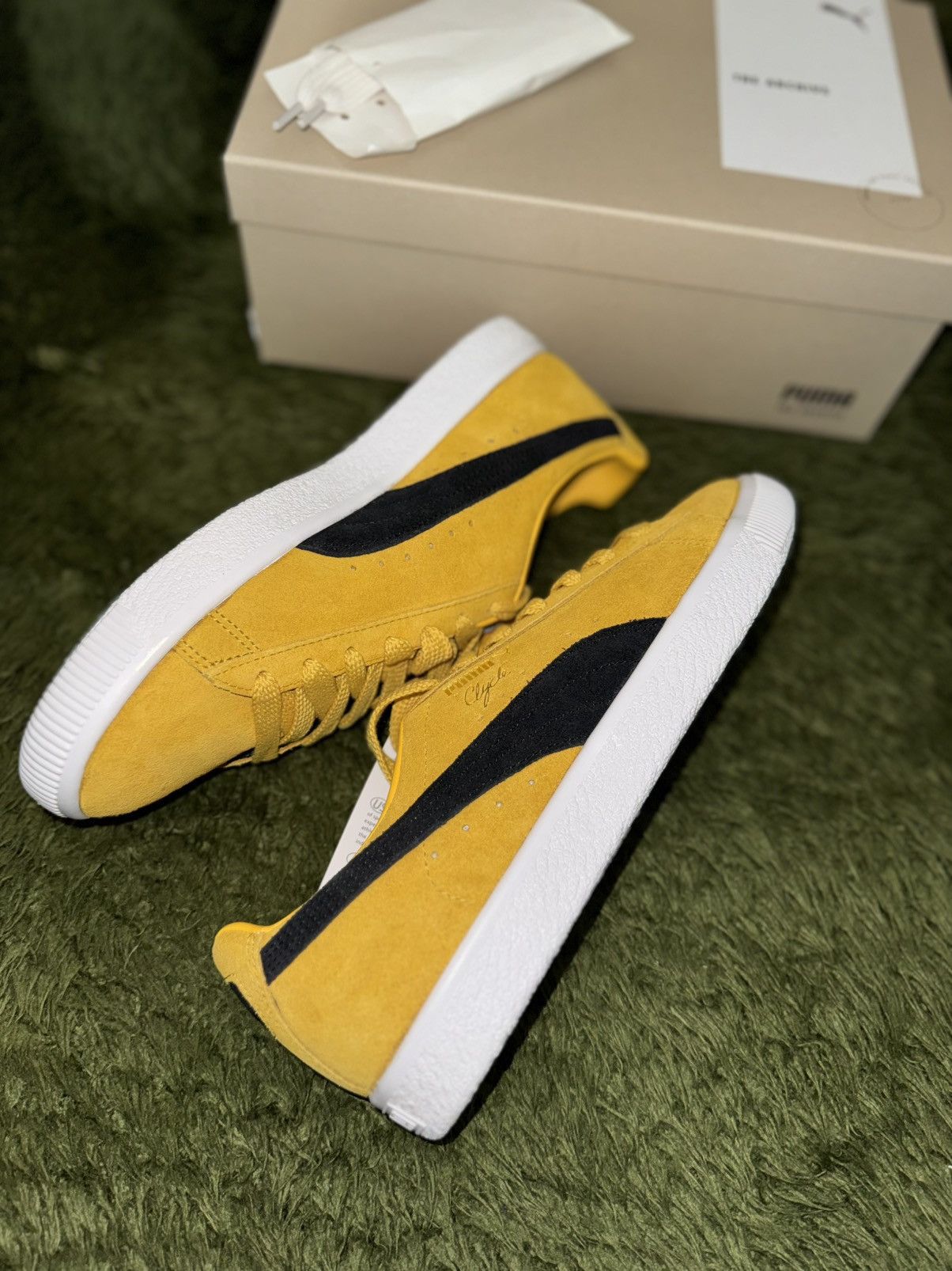 Puma [US 10] Puma Clyde OG Archive Yellow Black Suede Size US 10 / EU 43 - 5 Thumbnail