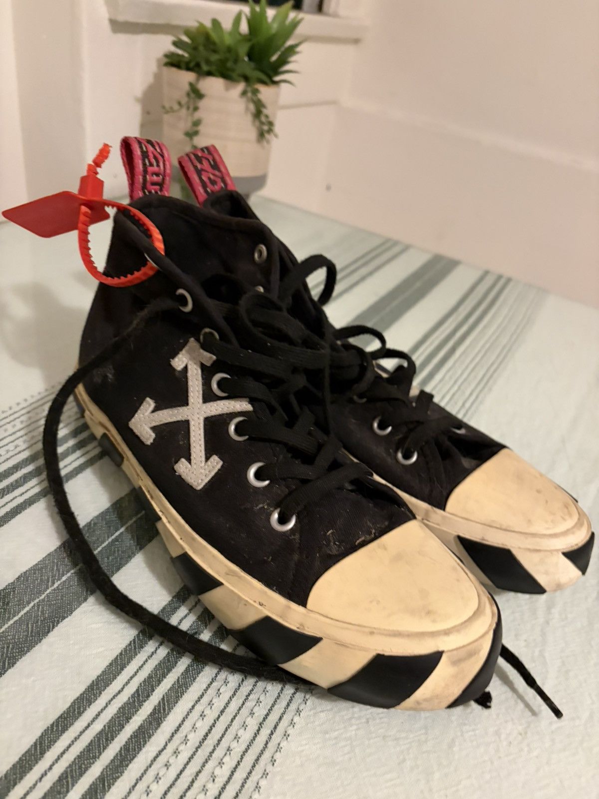 Off-White Off White EU43 Vulcanized Hi Top Sneakers Size US 10 / EU 43 - 1 Thumbnail
