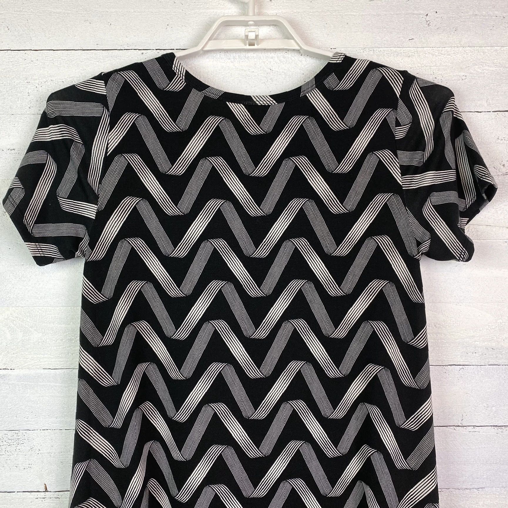 Vintage VINTAGE LuLaRoe Carly Dress Small Black White Chevron High Low Scoop Neck Swing Dress Size S / US 4 / IT 40 - 7 Thumbnail