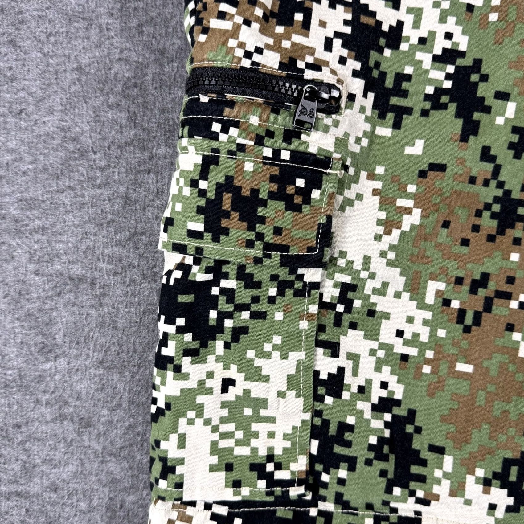 Vintage Dogg Supply Snoop Dogg Cargo Shorts Mens Medium Camo Digital Drawstring Pockets Size US 31 - 2 Thumbnail