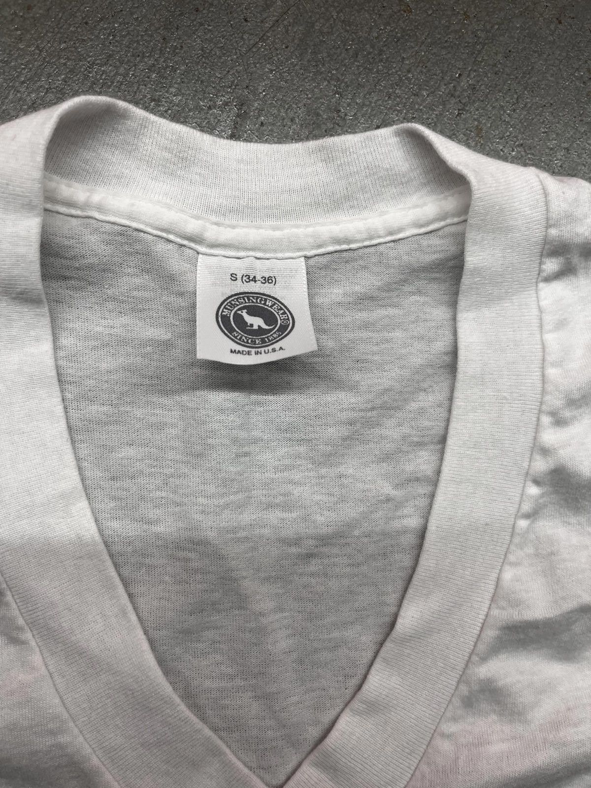 Designer Vintage 90s Made in USA Munsingwear V-Neck Blank White Tee Size US S / EU 44-46 / 1 - 2 Thumbnail