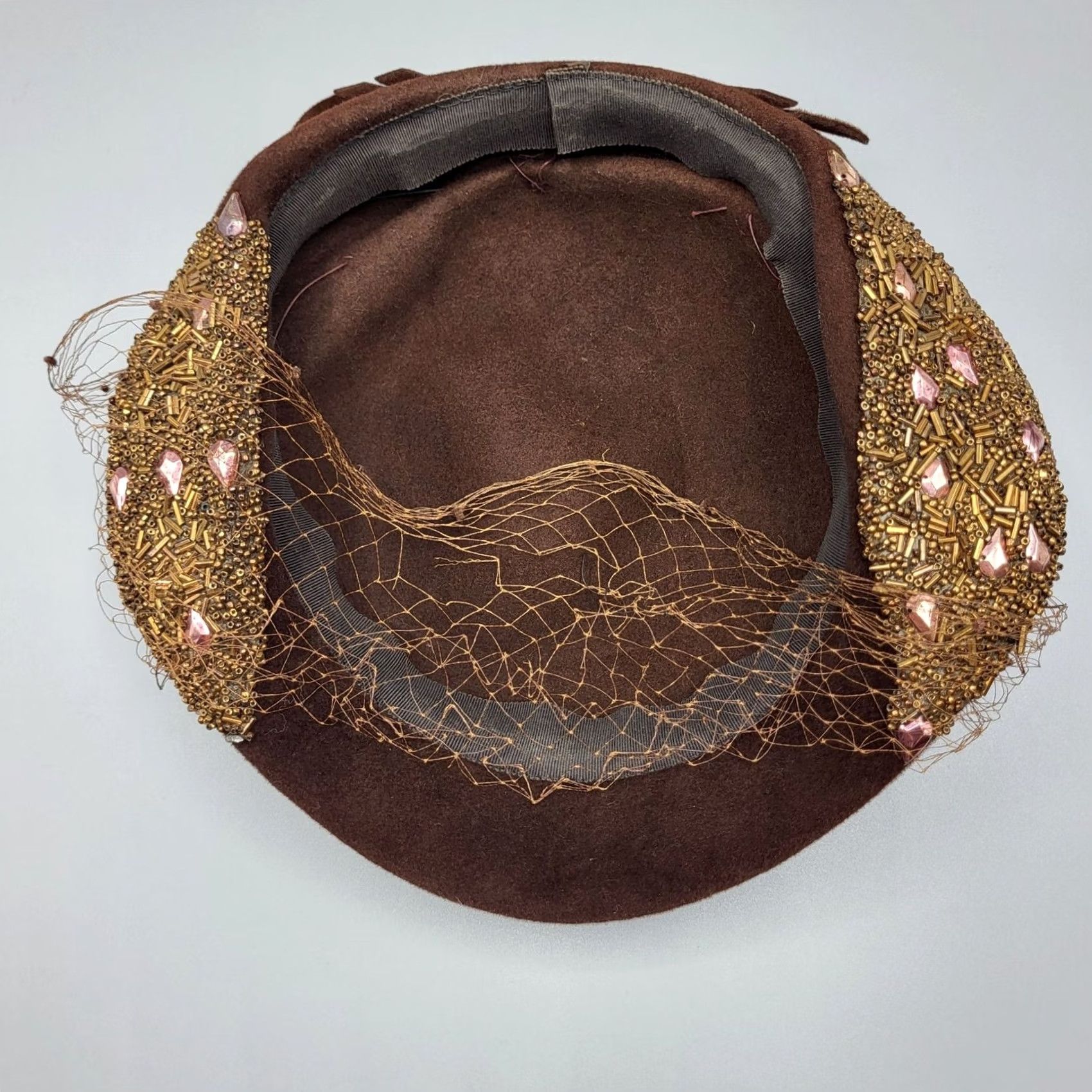 FELT VINTAGE Ladies Brown Beaded Felt Velour Hat With Netting Bow, 1950s, Original, Unbranded, Womens Size ONE SIZE - 4 Thumbnail