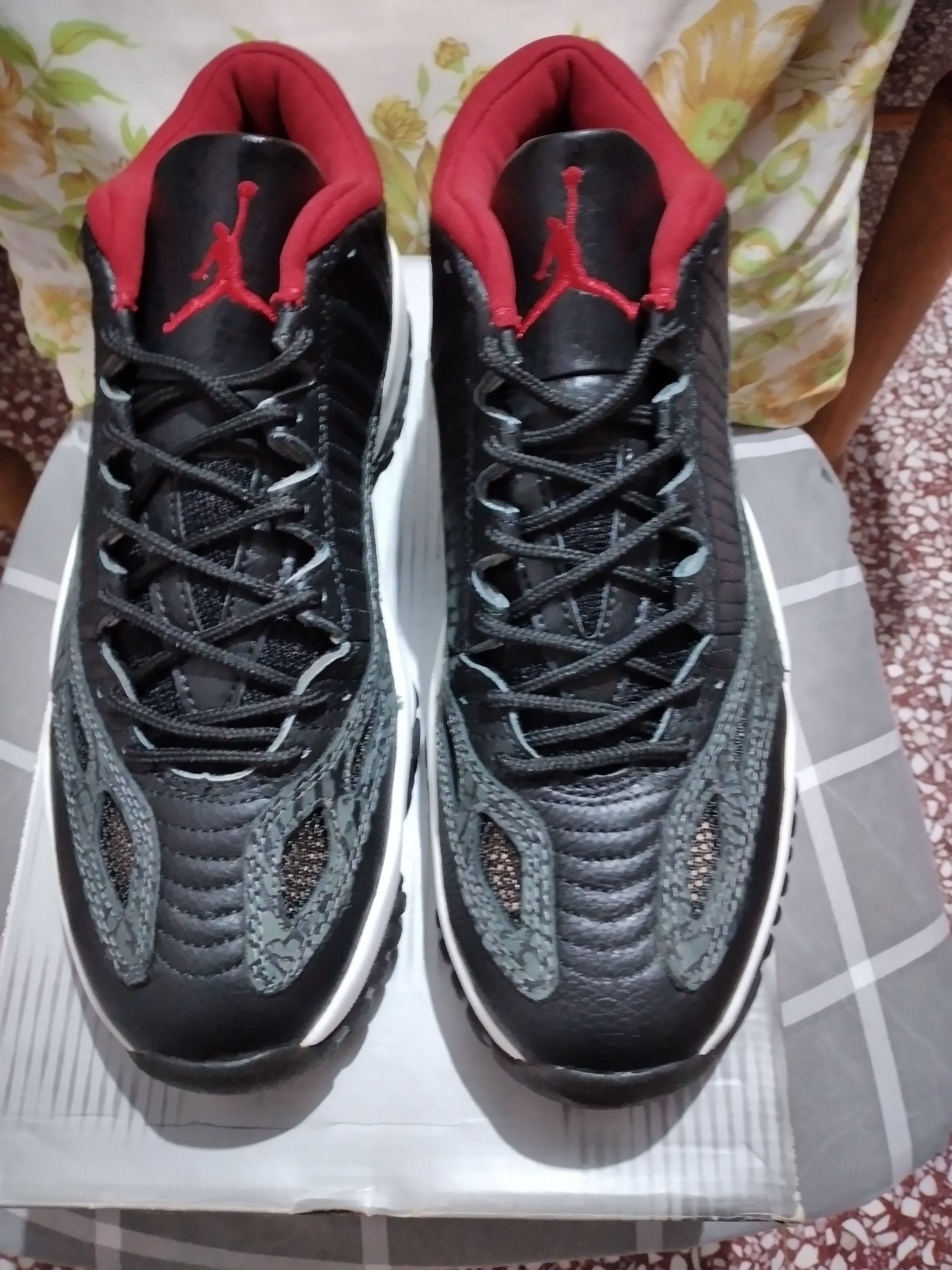 Jordan Brand 2003 air Jordan 11 Retro Low IE Bred 306008-061 Size US 10 / EU 43 - 2 Thumbnail