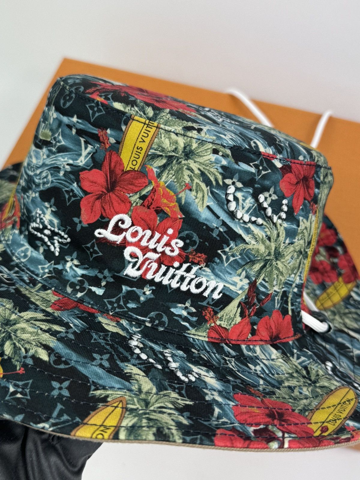 Louis Vuitton SURFIN MONOGRAM EXPLORER REVERSIBLE BUCKET HAT M7528M Size ONE SIZE - 4 Thumbnail
