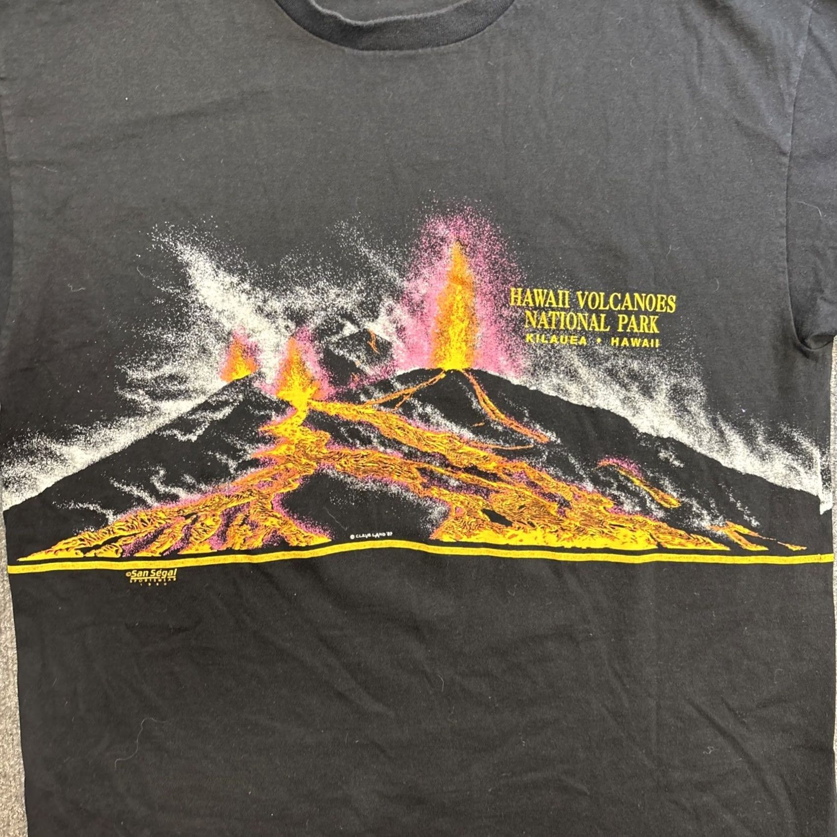 Anvil VINTAGE Anvil T-Shirt XL Men Black 1989 Red Bar Kilauea Hawaii Volcano Single Stitch AOP Boys Girls Mens Womens Size US XL / EU 56 / 4 - 2 Thumbnail