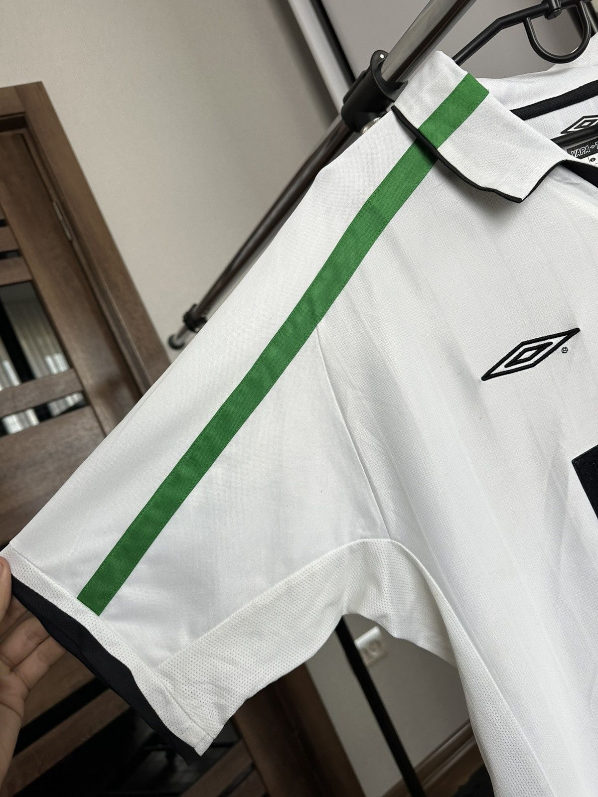 Umbro 2001/2002 Umbro Celtic FC Vintage Soccer Jersey T-Shirt Size US XL / EU 56 / 4 - 11 Thumbnail