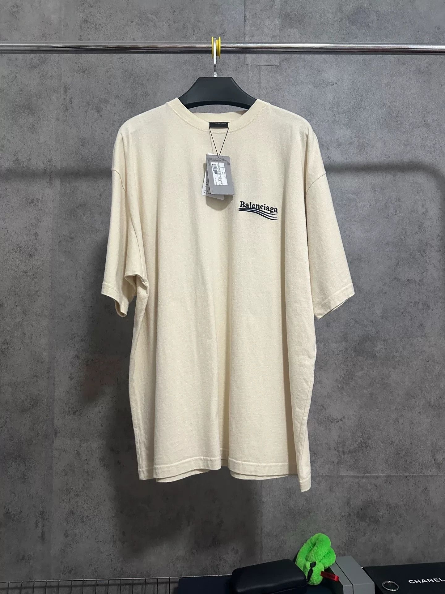 Balenciaga Balenciaga Coke Wave Logo Short-Sleeve T-Shirt Size US XL / EU 56 / 4 - 1 Thumbnail