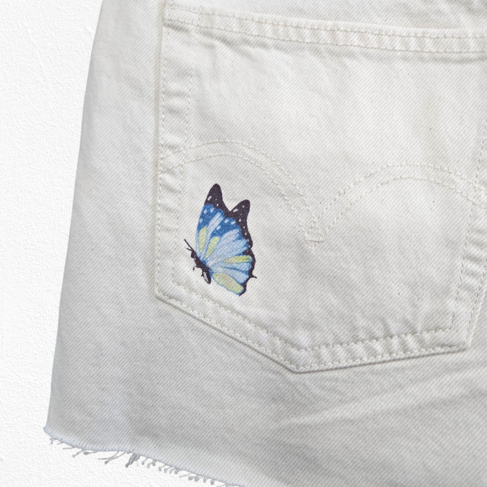 Levi's Levi’s 501 White Butterfly Cutoff Shorts Size 26 Size 26" / US 2 / IT 38 - 9 Thumbnail