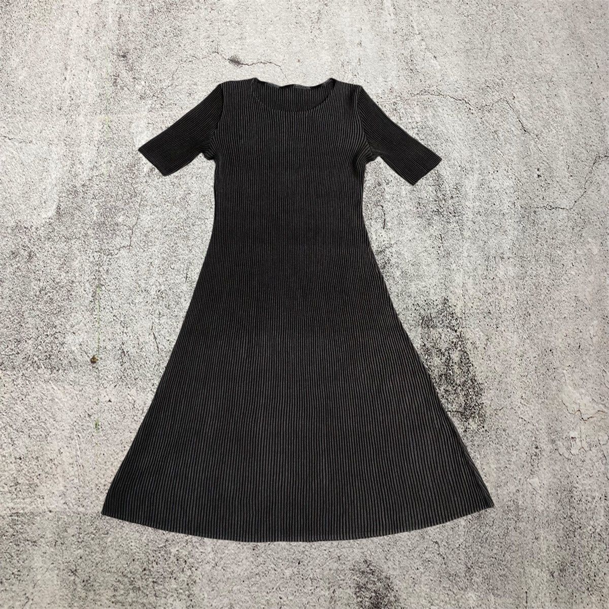 Japanese Brand 2000s Issey Miyake Specchio Pleats Architectural Midi Dress Size M / US 6-8 / IT 42-44 - 2 Thumbnail