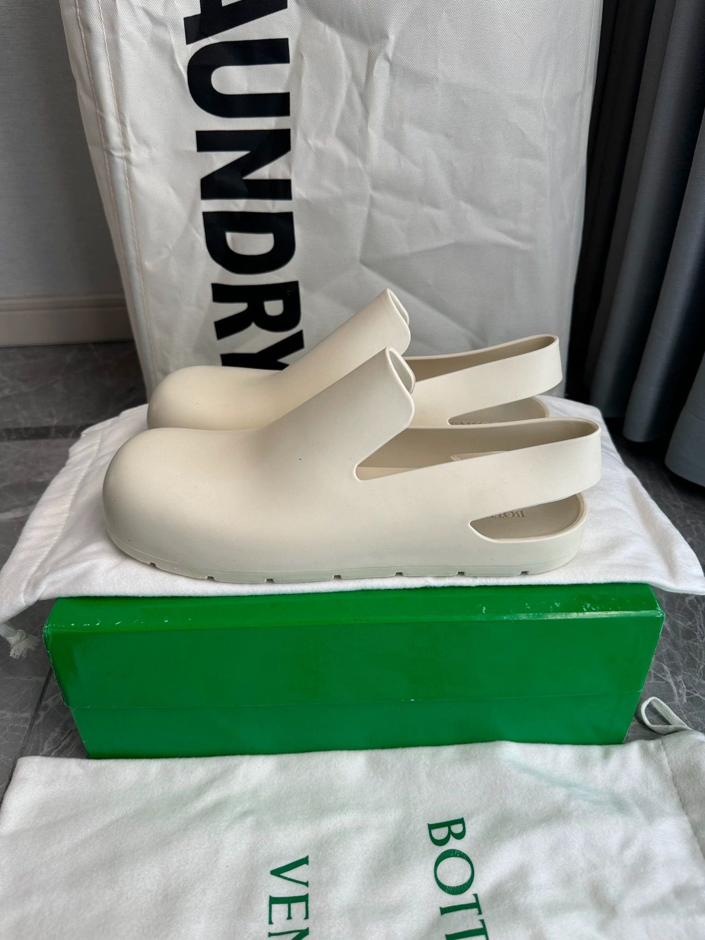 Bottega Veneta Bottega Veneta Puddle Sandals Women's 39 White Size US 8.5 / IT 38.5 - 2 Thumbnail