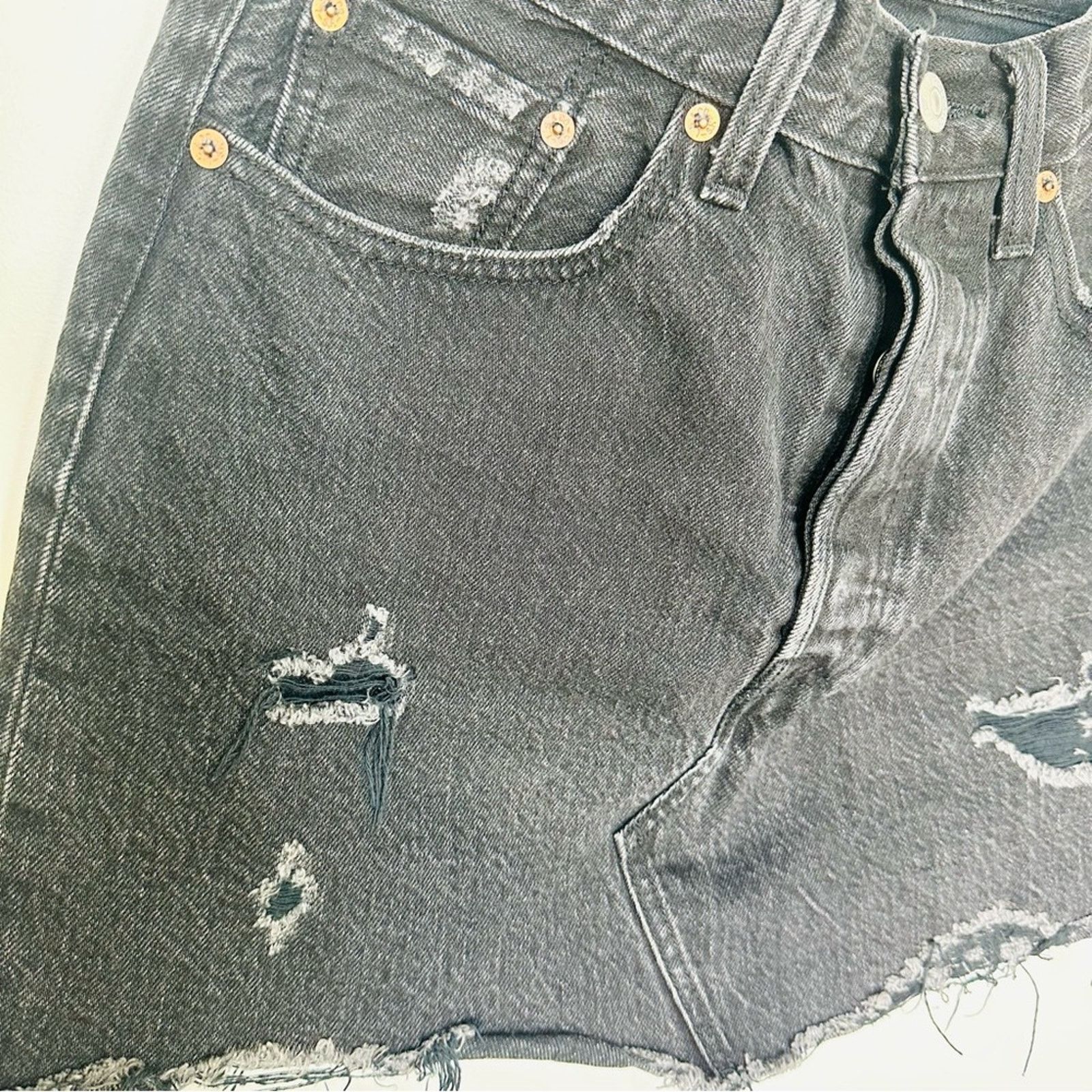 Levi's LEVIS REVOLVE Black Distressed Raw Hem Button Fly Mini Skirt Size 26" / US 2 / IT 38 - 4 Thumbnail