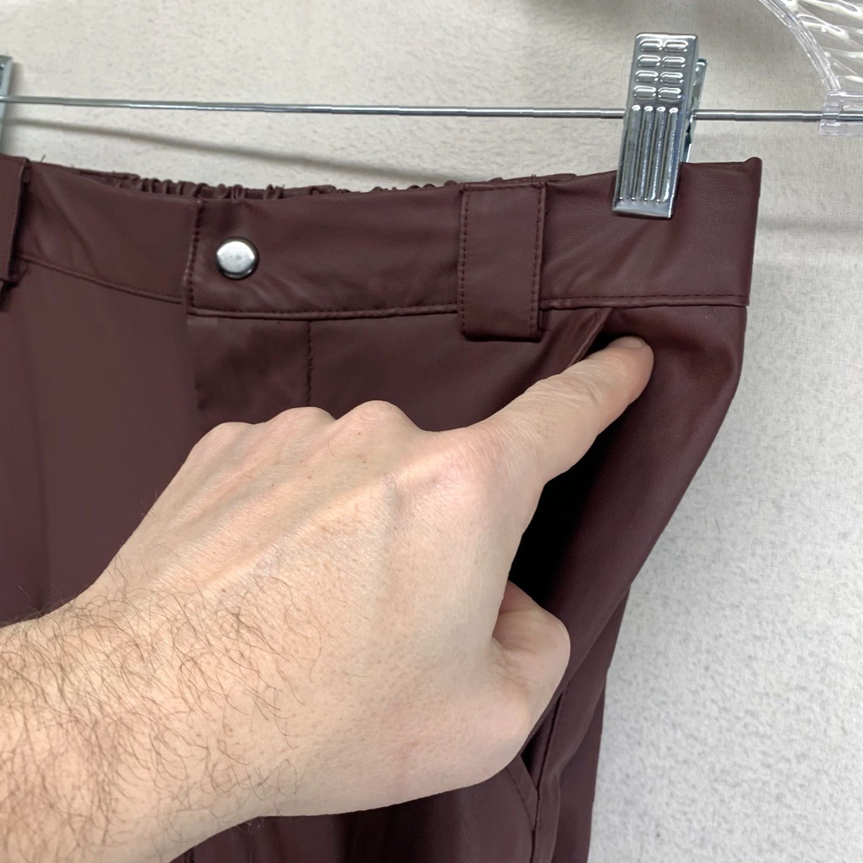 Vintage VINTAGE American Bazi Women's Faux Leather Joggers Tapered Slim Fit Burgundy Size Small Inseam 29" Party Business Size 28" / US 6 / IT 42 - 5 Thumbnail