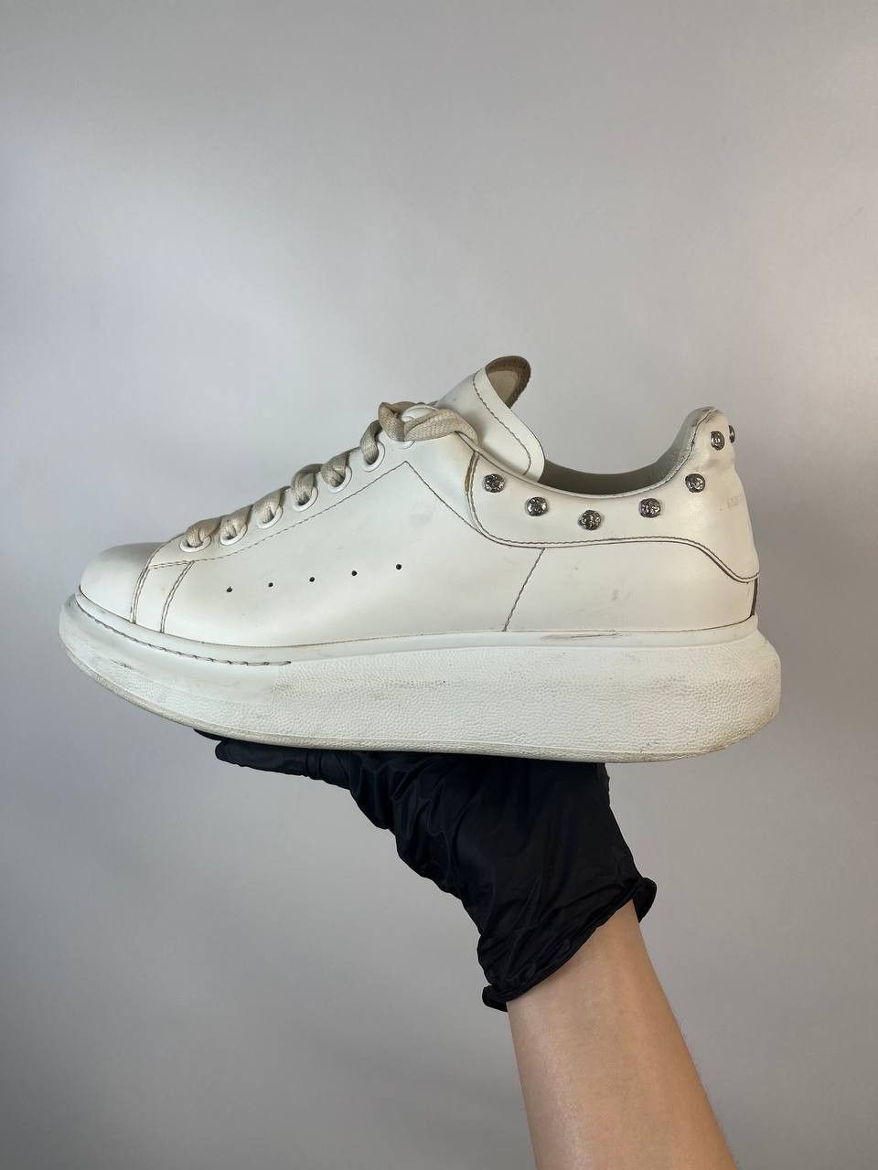 Alexander McQueen Oversised sneaker in white "Alexander Mqueen" size 40 Size US 7 / EU 40 - 6 Thumbnail