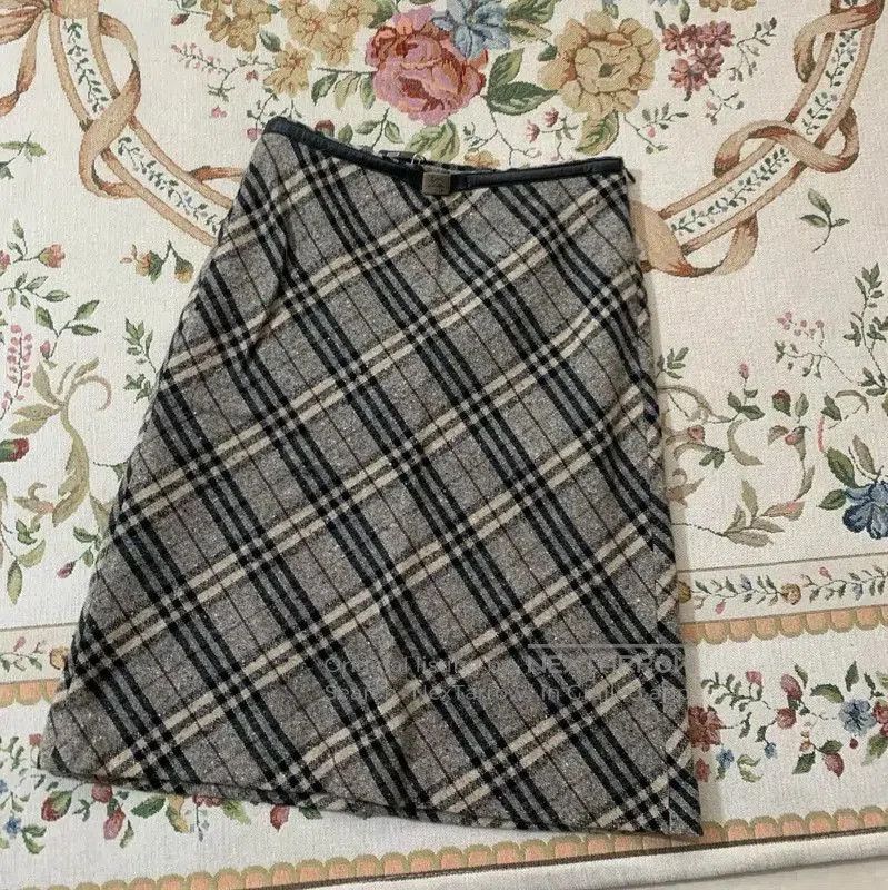 Burberry Burberry Gray Wool-Blend Plaid Midi Skirt. Size 23" - 2 Thumbnail