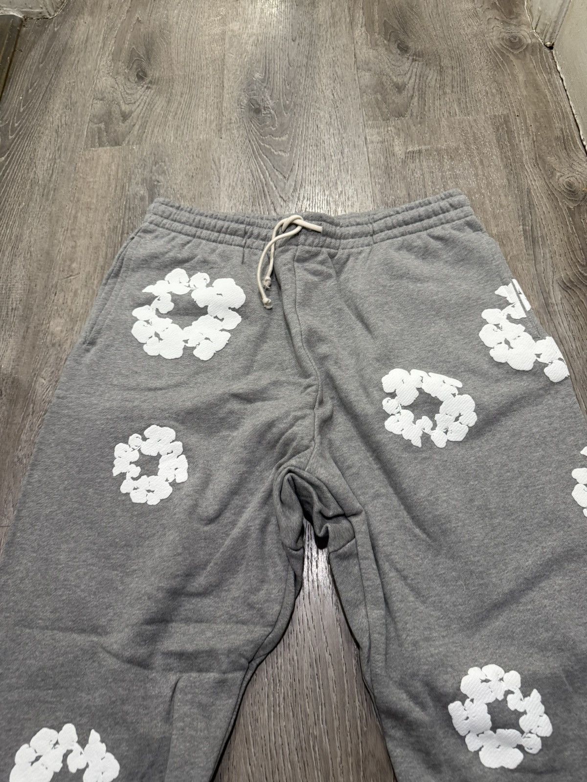 DENIM TEARS Denim Tears Wreath Sweatpants Size XXL Size US 38 / EU 54 - 2 Thumbnail