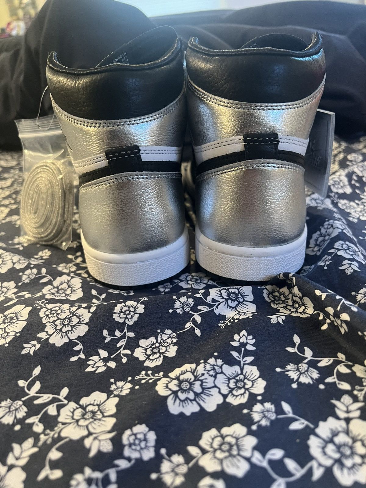 Nike Wmns Jordan 1 Retro High OG Silver Toes Size US 7 / IT 37 - 4 Thumbnail