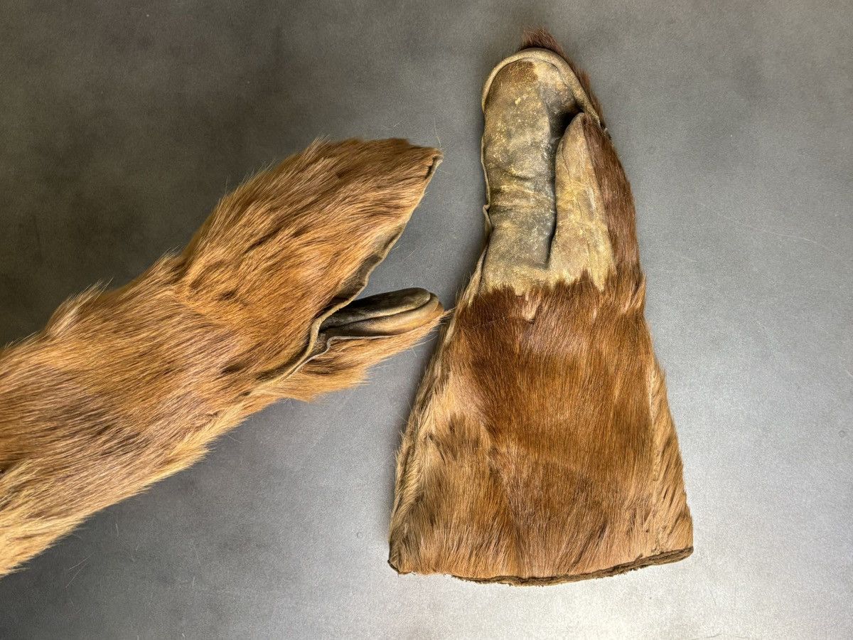 Vintage Antique Bear Fur Gauntlets Vintage Bearskin Mittens WW1 WW2 Size ONE SIZE - 14 Thumbnail