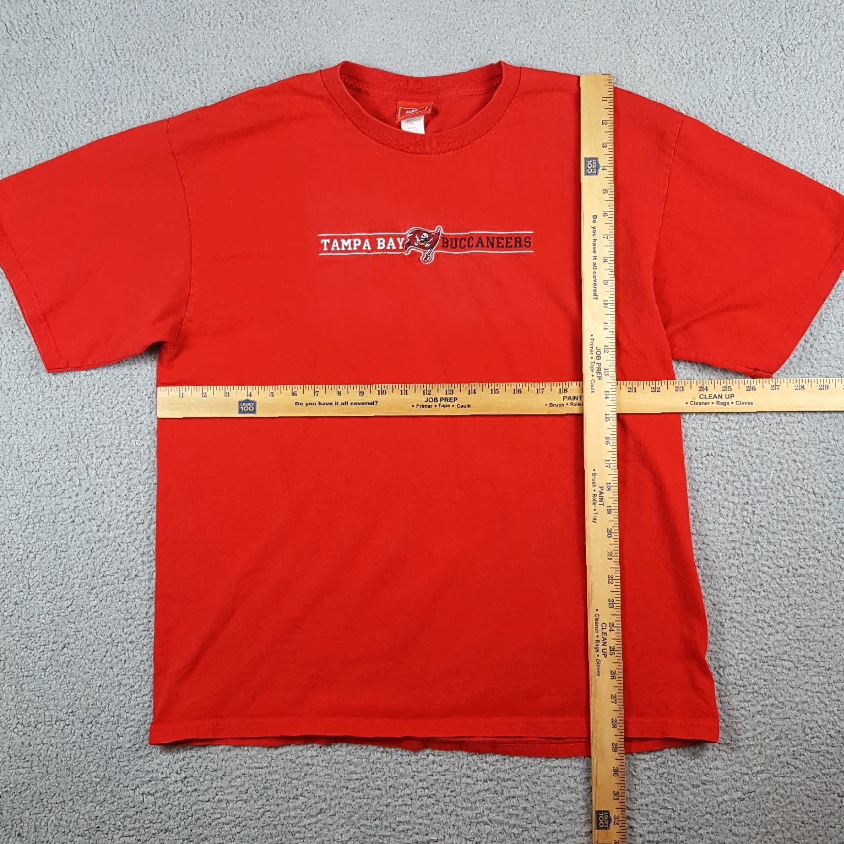 NFL Tampa Bay Buccaneers NFL Football Logo Men's Size XL Vintage T Shirt Red Size US XL / EU 56 / 4 - 6 Thumbnail