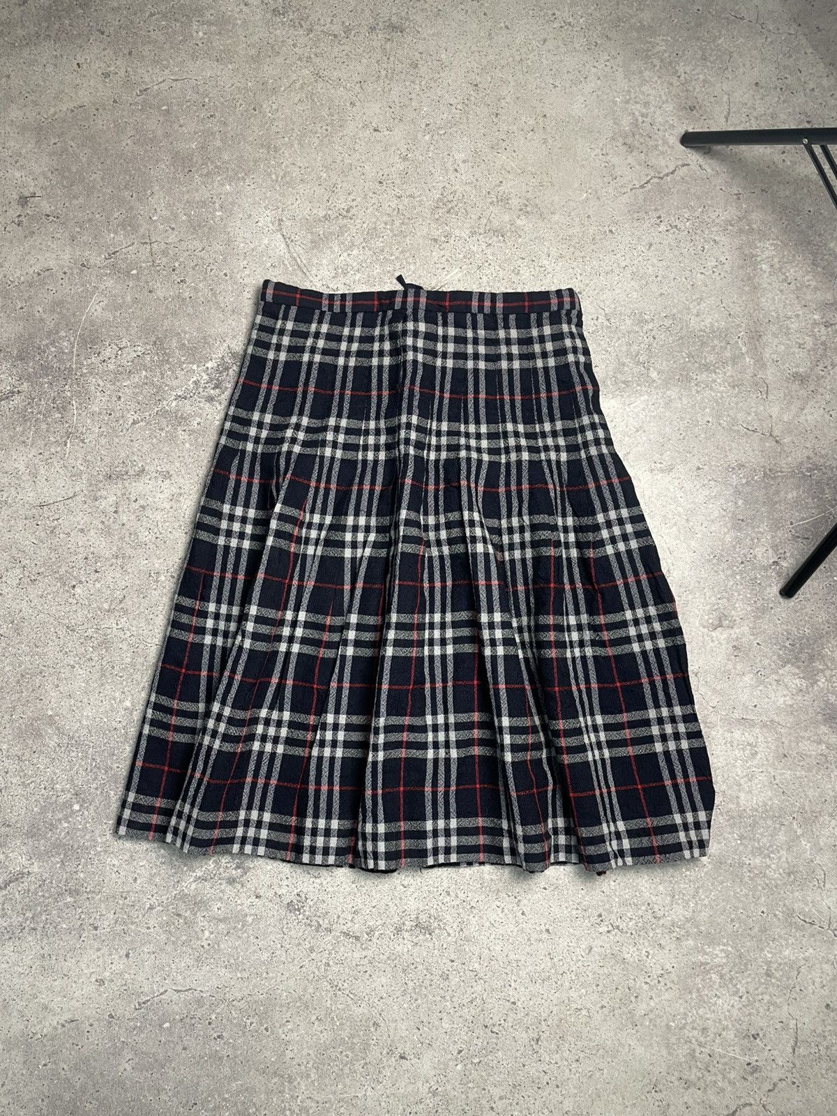 Burberry Vintage 90s Burberry’s Nova Check Wool Skirt Size 34" / US 12 / IT 48 - 1 Thumbnail