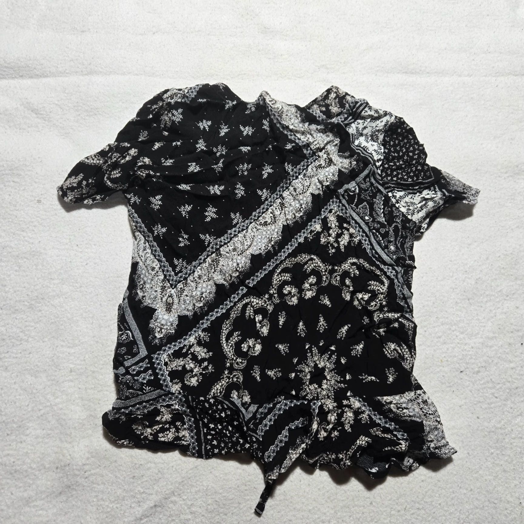 H&M H&M Blouse Shirt Geometric Black Short Sleeve Lightweight Top Women's 6 Vintage No Size M / US 6-8 / IT 42-44 - 6 Thumbnail