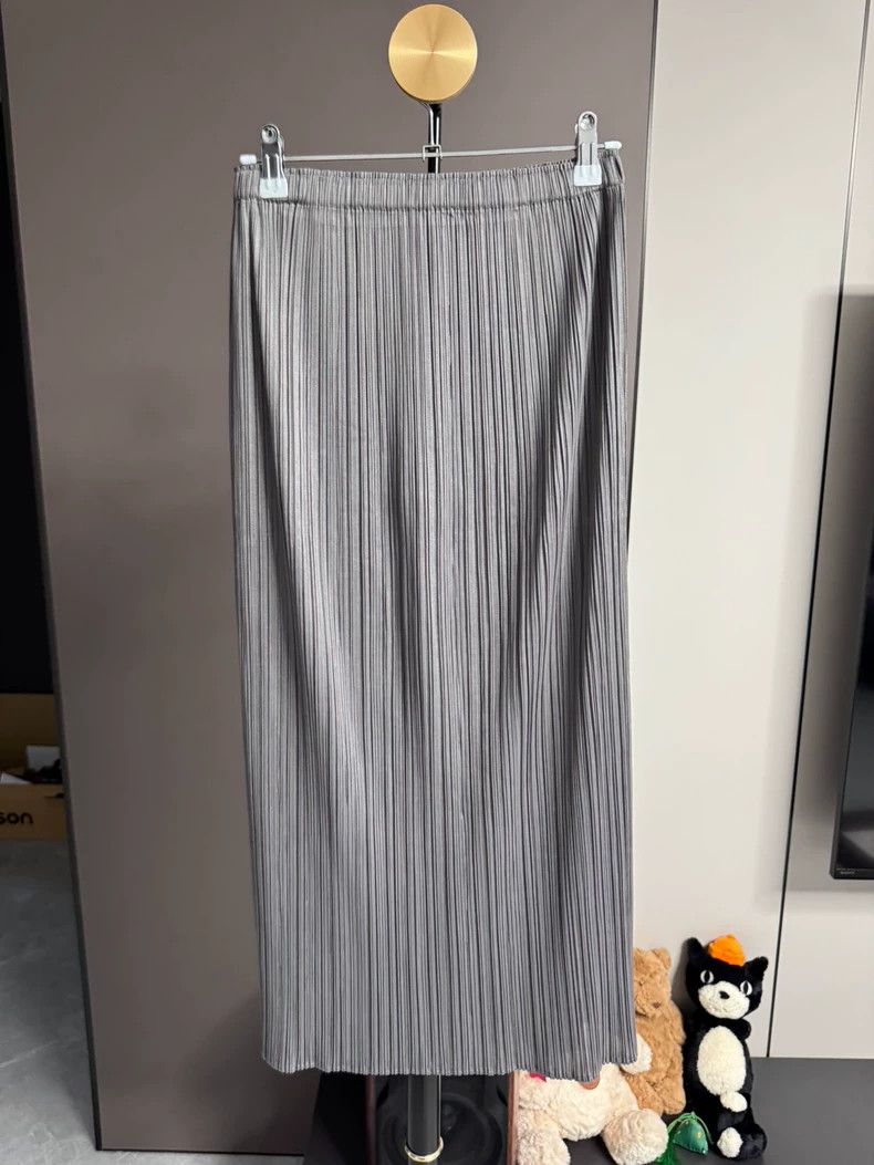 Issey Miyake Issey Miyake size:3 Dark grey pleated skirt Size 22" - 2 Thumbnail