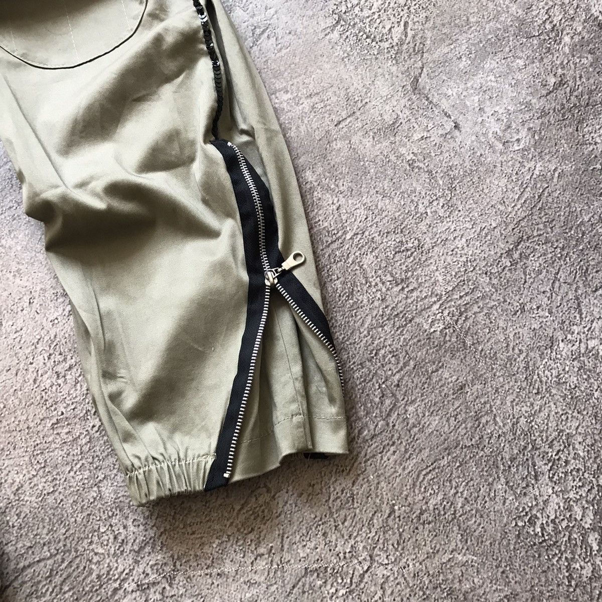 Vintage Vintage 90s Baggy Cargo Parachute Pants Khaki Zip Ankle 29 Size US 29 - 3 Thumbnail