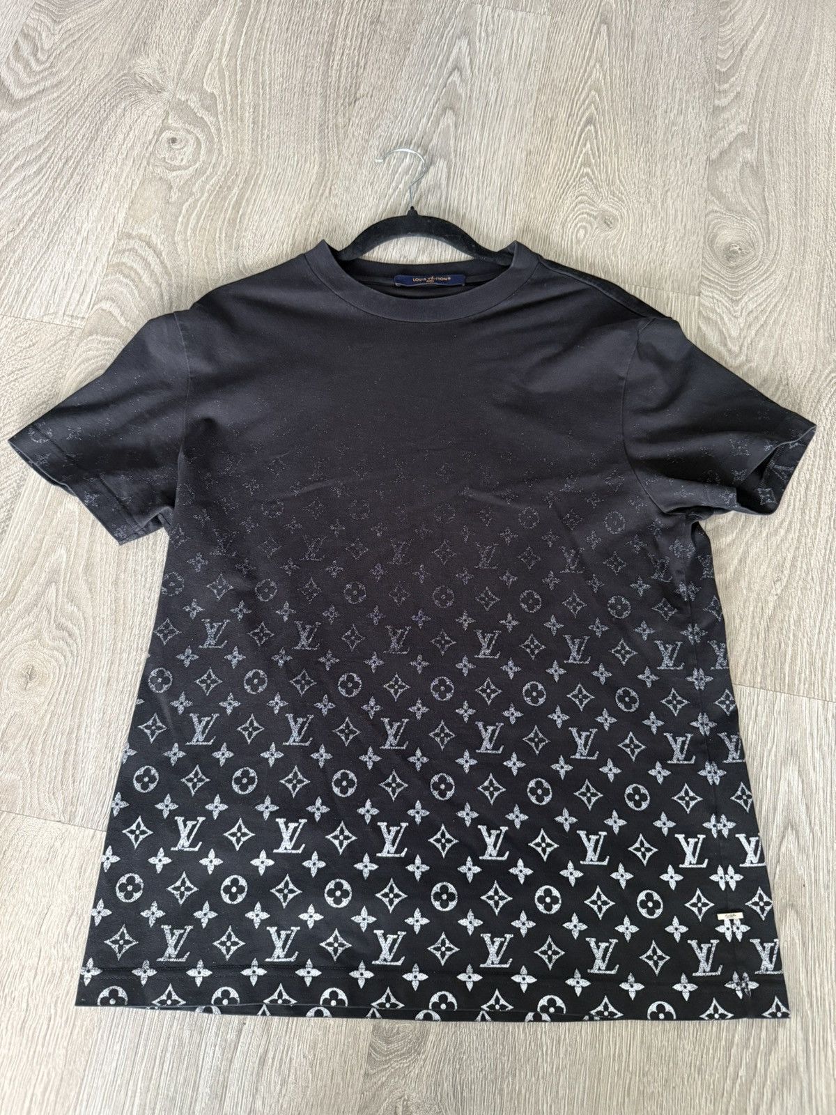 入手困難◆送料込♪【Louis Vuitton】monogram gradient Tシャツ Louis Vuitton Black & White Monogram Gradient T-Shirt