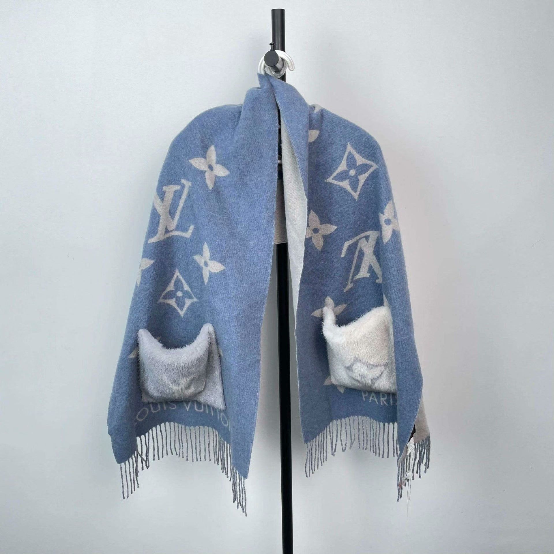 Louis Vuitton Louis Vuitton Blue Scarf XS Men Size ONE SIZE - 1 Thumbnail